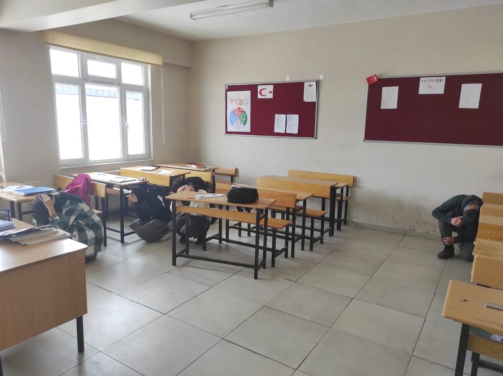 alucrahaber28's tweet photo. 🔥Kahramanmaraş depremleri sonrası tedbirler arttı, Giresun'un 1.derece deprem bölgesi Alucra ilçesinde yangın ve tahliye tatbikatları yapıldı.

Detaylar:➡️ https://t.co/ggTAvXTkao

#Alucra #Alucrahaber #giresun #deprem #tatbikat #afad #haciosmanerilliaihl @Alucraihl https://t.co/0v21aeEiX8