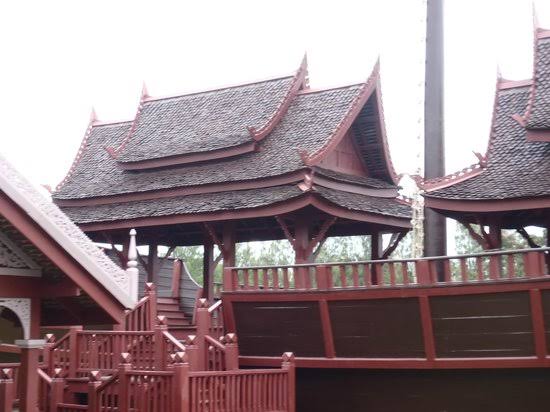 -

       เมื่องานทุกอย่างเสร็จเรียบร้อยดีตะวันก็ใกล้จะตกดินเสียแล้ว

      เกศศิริจึงเดินกลับไปที่เรือนของจนป่านนี้เจ้าพวกบ่าวในเรือนคงจะจัดหาเตรียมสำรับอาหารรอแล้ว

เมื่อเดินมาจนถึงเรือนของตนก็เดินฝ่าบันไดเรือนขึนไปก็พบว่ามีสำรับอาอาหารจัดวางอยู่บนโต๊ะ

หึ พวกเอ็งรู้งานเสียจริง