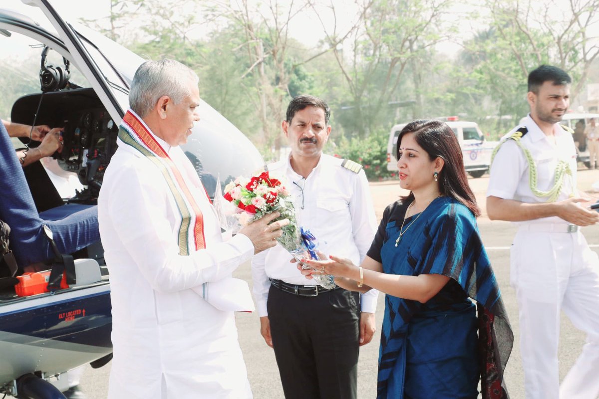 collectorcu's tweet photo. માનનીય રાજયપાલ શ્રી આચાર્ય દેવવ્રતજીની પ્રેરક ઉપસ્થિતિમાં પોલીસ પરેડ ગ્રાઉન્ડ, ખુટાલીયા ખાતે ''પ્રાકૃતિક કૃષિ પરિસંવાદ'' કાર્યક્રમ યોજવામાં આવ્યો.
@PMOIndia @CMOGuj @ADevvrat  @kamaldayani @GujAgriDept @DCsofIndia @BureaucratsInd https://t.co/jfHJQeF1V9