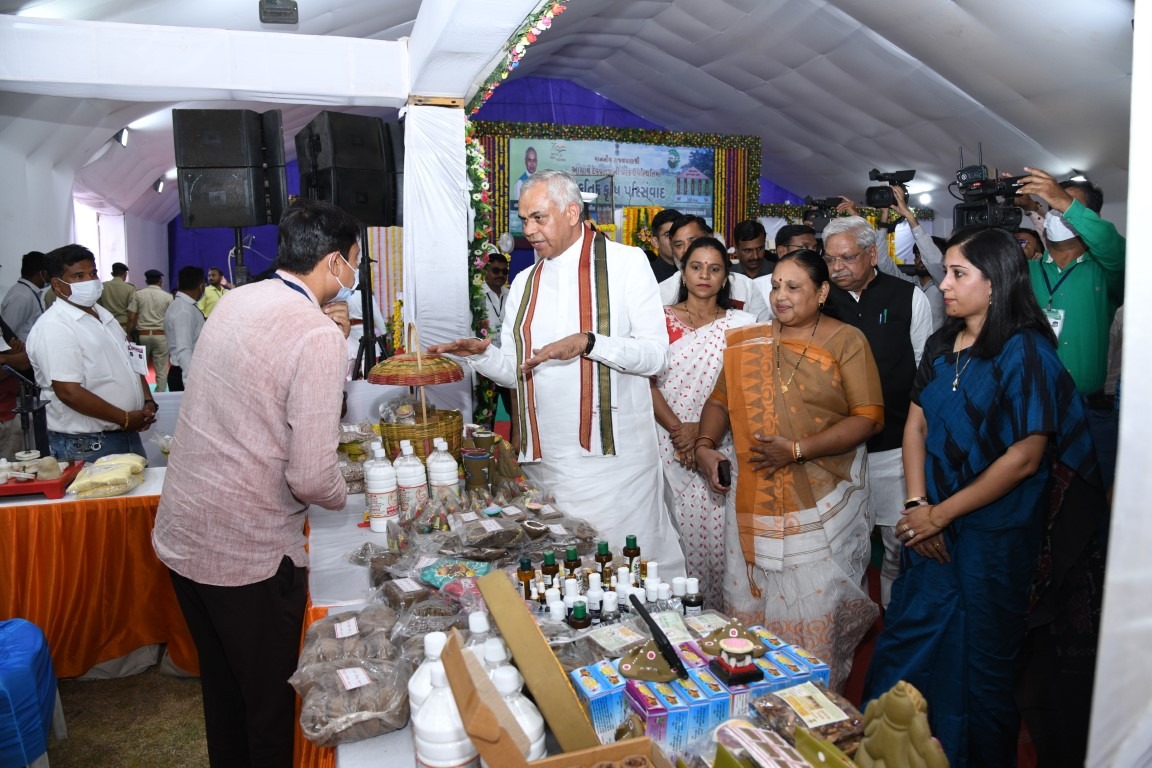 collectorcu's tweet photo. માનનીય રાજયપાલ શ્રી આચાર્ય દેવવ્રતજીની પ્રેરક ઉપસ્થિતિમાં પોલીસ પરેડ ગ્રાઉન્ડ, ખુટાલીયા ખાતે ''પ્રાકૃતિક કૃષિ પરિસંવાદ'' કાર્યક્રમ યોજવામાં આવ્યો.
@PMOIndia @CMOGuj @ADevvrat  @kamaldayani @GujAgriDept @DCsofIndia @BureaucratsInd https://t.co/jfHJQeF1V9