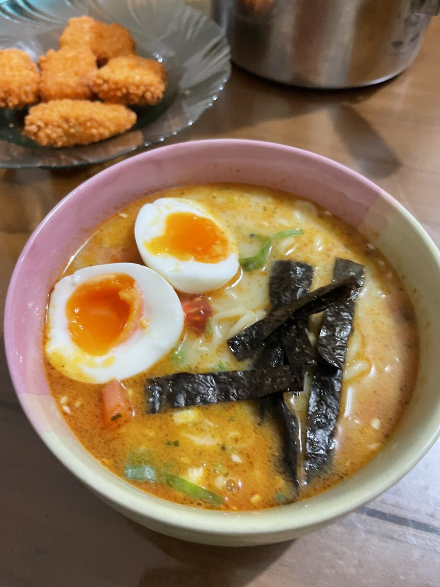 Indomi ramen miso plus nugget niksap 😅