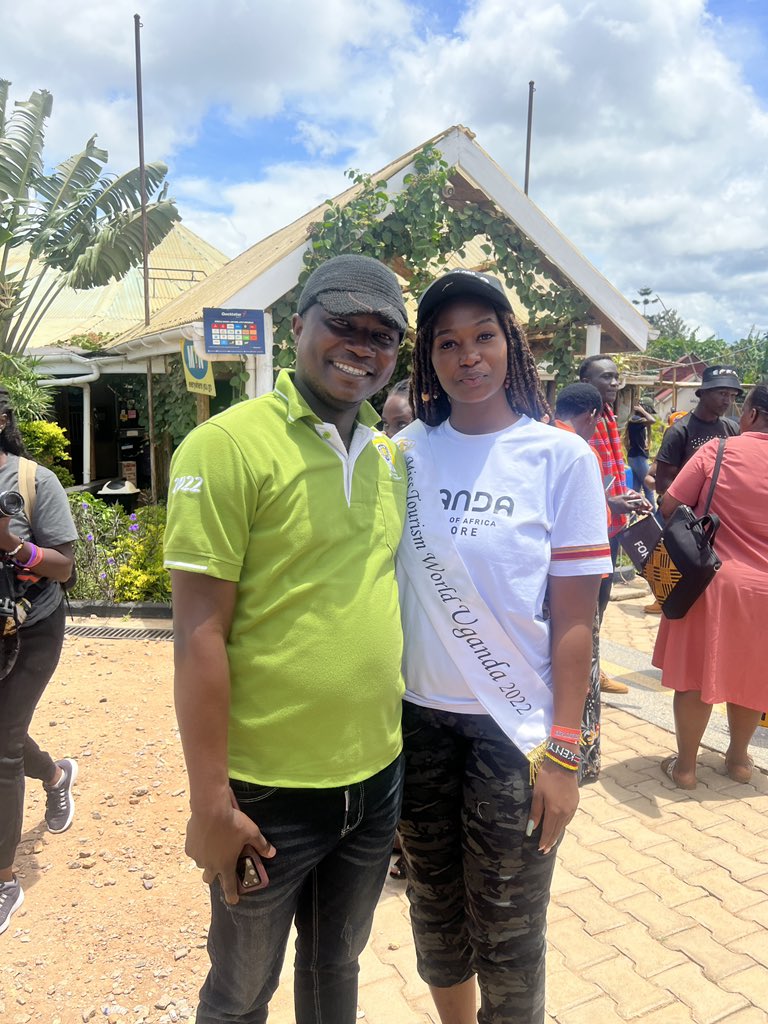 NitahVan's tweet photo. #ExploreWest campaign…Photo moment at our first stop over at the Uganda Equator in masaka ….. A pic at the equator is a MUST have for every Ugandan 😑 #TurambureAnkore #ExploreWest #westeruganda https://t.co/uC5MRk28RN