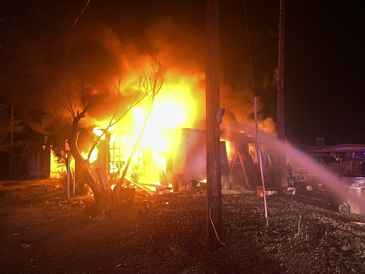 NorthwestFire's tweet photo. Crews responded to a mobile home fire in the area of W. Garnett St. and N. Tuttle Ave. after 3:30 this morning. Fire is now under investigation and there were no injuries. #NWFD @TucsonFireDept @GRFDAZ @PimaSheriff #autoaid https://t.co/dM6Zco5bdb