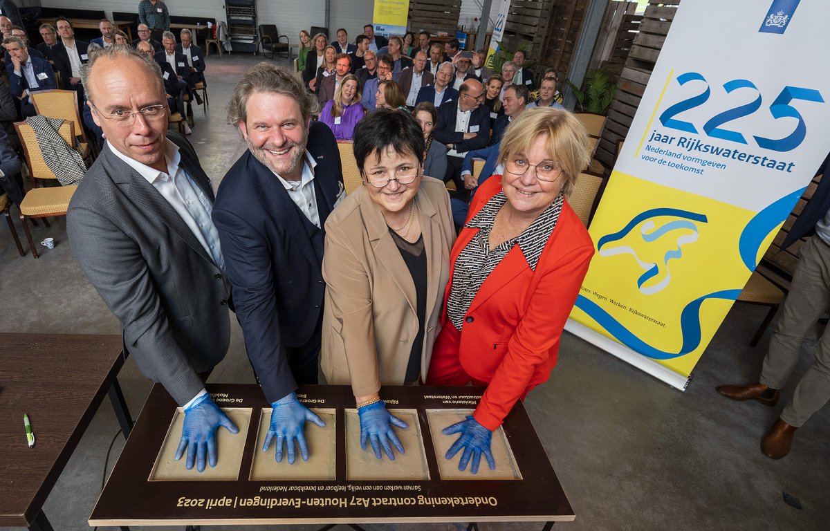 Samen met de combinatie De Groene Waarden gaan we de #A27 Houten-Everdingen verbeteren en verbreden. De contractondertekening werd bezegeld met handafdrukken in cement. Hiermee pakken we nu het hele traject tot knpt Hooipolder aan.👉bit.ly/415ev9g