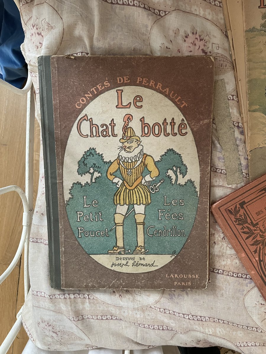 Came across this prototype chatbot in Renoir’s house in Essoyes. Earliest example of AI? #ArtificialImpressionist1.0