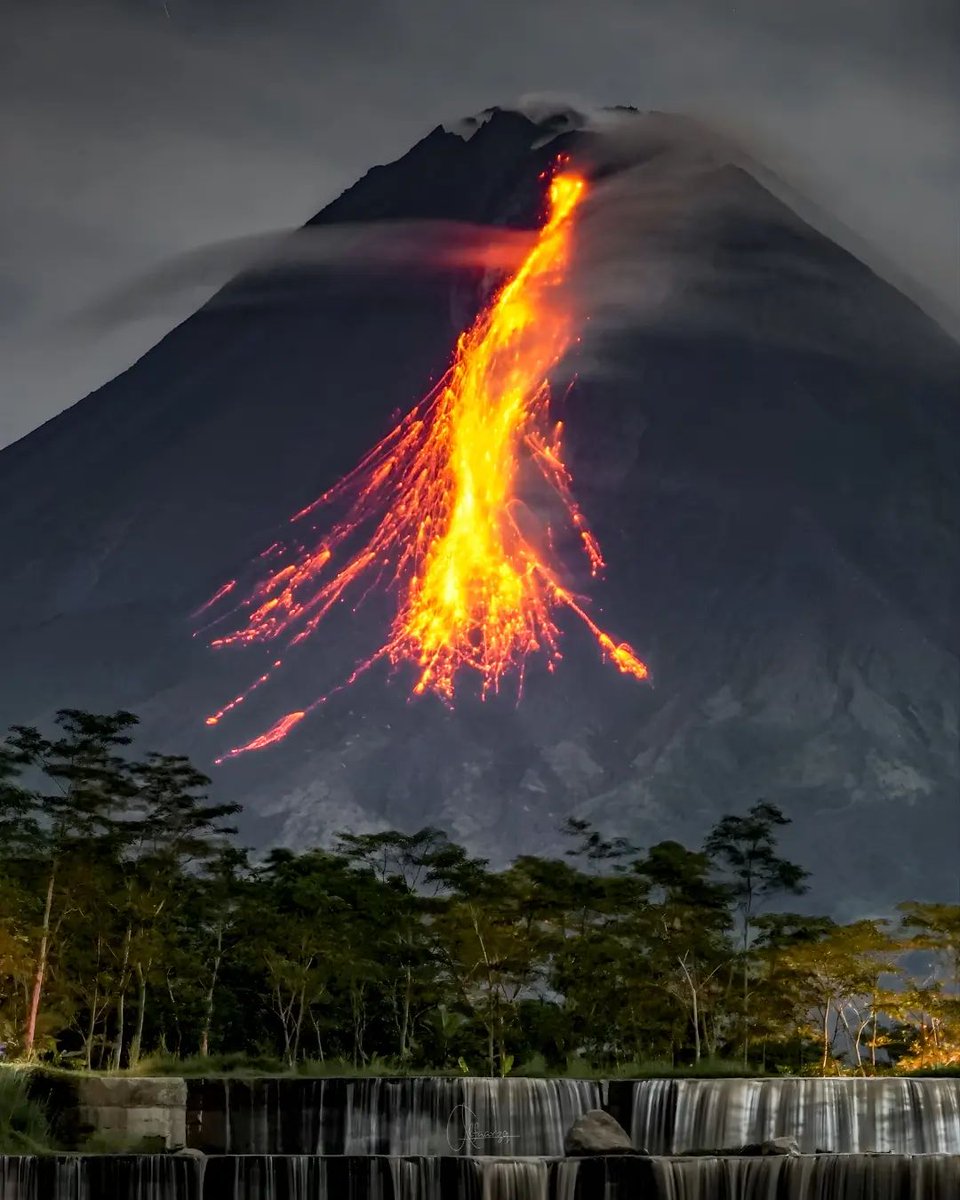 Guguran merapi 11 April 2023 Pas lagi fase2nya guguran besar

📸: alfaarzq
