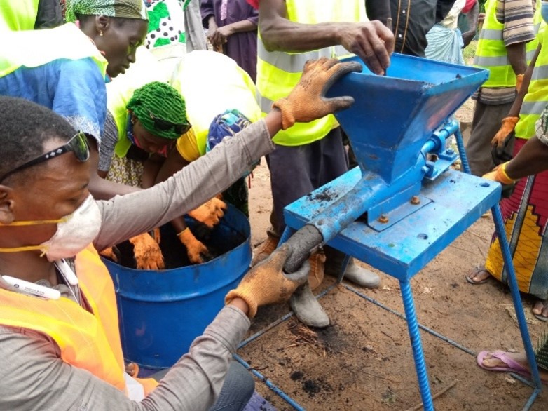 peged_pnud's tweet photo. Le @pnudfr à travers le Projet Adaptation basée sur les Ecosystèmes (AbE) en collaboration l'#ISAV de #Faranah , promeut la fabrication du bio charbon en #Guinée dans le but de réduire la pression anthropique sur les écosystèmes forestiers.
#biocharbon, #RenewableEnergy https://t.co/RLfnx1oeEz