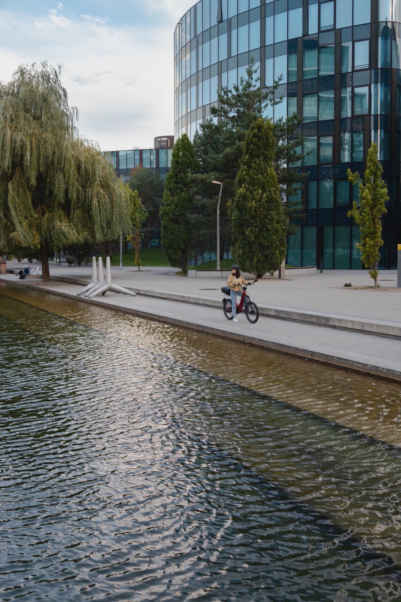 babetta_eu's tweet photo. Revitalizing mind and body with a refreshing ride on Babetta by the tranquil lake in the heart of the city 🌞🚴‍♂️ #urbanadventures #ebikeexplorer #lakesidevibes https://t.co/EFIsUHUKn8