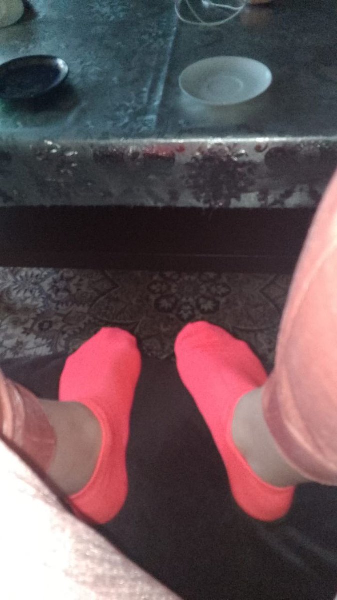 ladyfarah18's tweet photo. Mit oder  ohne Socken ?

Lackiert oder Natur Füße was triggert dich Fuß missgeburt mehr 😂

Ich will dir meinen großen zeh in den arsch schieben ich will das du große Schwänze für mich lutschst und du von schwarzen vergewaltigt wirst sowas macht mich extrem geil https://t.co/q7Tt79Bb5y