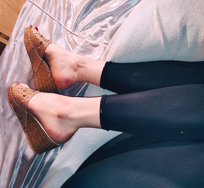 🙋&zwj;♀️ https://t.co/eEJnvE4pSP<a href="/tag/footfetish"class="tags"><span>#footfetish</span></a><a href="/tag/feet"class="tags"><span>#feet</span></a><a href="/tag/foot"class="tags"><span>#foot</span></a>