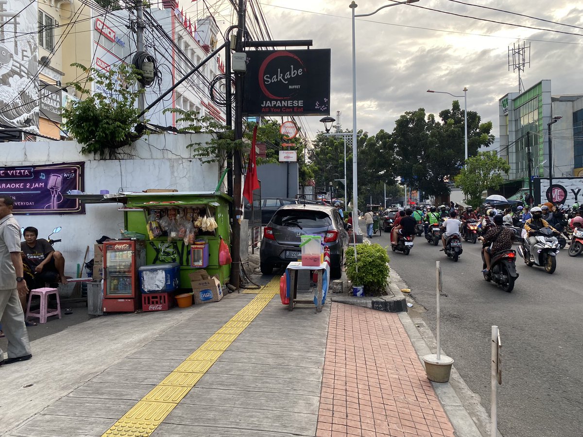 herricahyadi's tweet photo. Di Tebet, trotoar yg sudah dibangun bagus, bukannya menjadi jalur pejalan kaki yg nyaman, malah jd lahan parkir ilegal. Pejalan kaki hrs berjibaku di aspal. Penegakan hukum minus.

Sampai sini kita akan sedikit paham bhw +62 memang tidak akan pernah jadi negara maju dan beradab. https://t.co/TGF4oFGPve