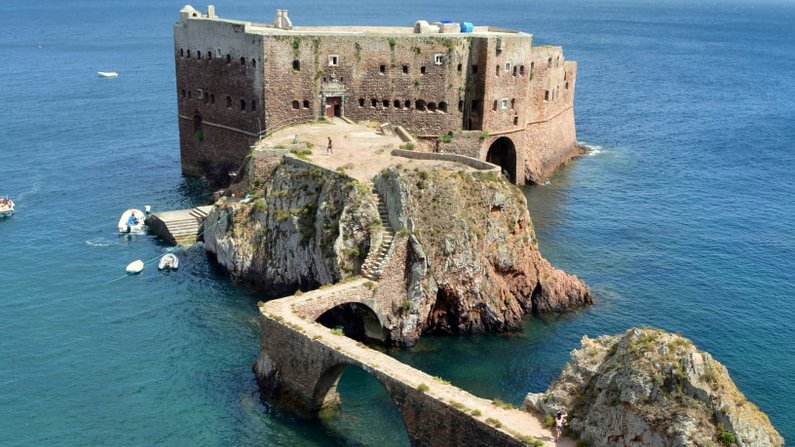JorgeCarmo9's tweet photo. #Portugal #Berlengas #daytrip #destinations #travelplanning 🛳️🌄🚶 Check out this day trip to the Berlengas islands! What can you expect when you get on the #ferry from #Peniche to the Berlengas? 😎
Click here 👉 https://t.co/bROavnqI6e https://t.co/TY6S1eY7OG