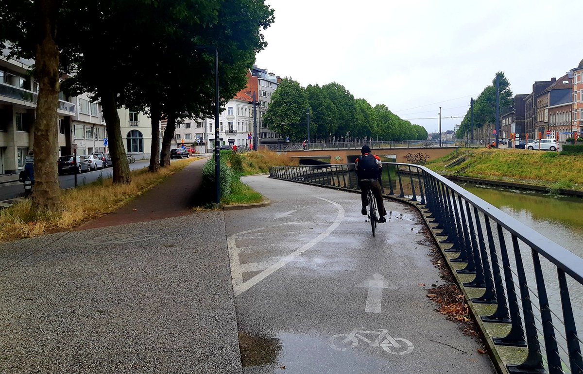 Parle-t-on assez du "plaisir" dans... la mobilité ⁉️🤔 
Ex: a-t-on souligné à quel point les passages 🚴‍♀️ sous les ponts gantois sont des micro-pépites de bonheur ? 
- Être poussé par la gravité
- Frôler l'eau
- Échapper au trafic, et au bruit
- Cravacher pour remonter 😉