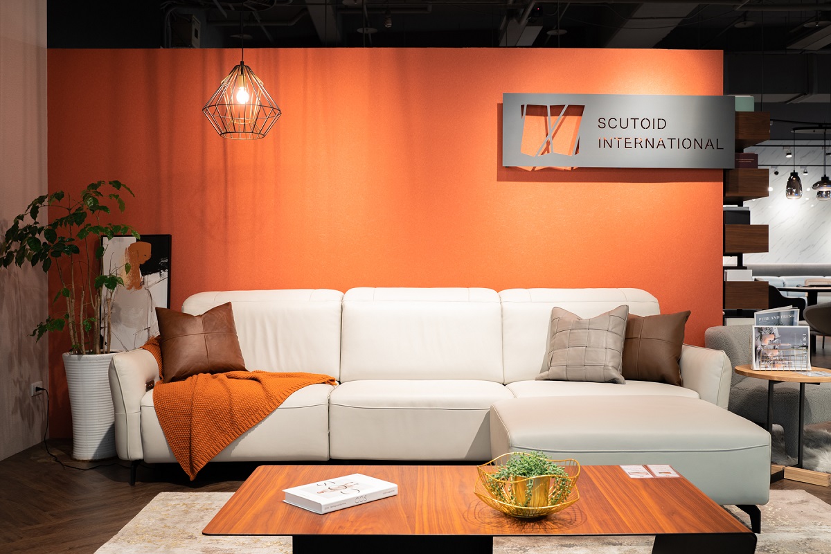 nwdc1997's tweet image. 【追劇最高境界&amp;amp;沙發馬鈴薯最愛】#Scutoid 思拓讓你安心追劇、動靜皆宜，3C充電樣樣來🔗new-world.com.tw/brands/scutoid/
#亞洲最頂級居家購物中心 #百家名店 #全球精品 #家具 #沙發 #床墊 #進口家具 #義大利家具 #進口沙發 #義大利進口沙發 #頂級沙發 #義大利沙發 #沙發推薦 #沙發挑選 #電動沙發