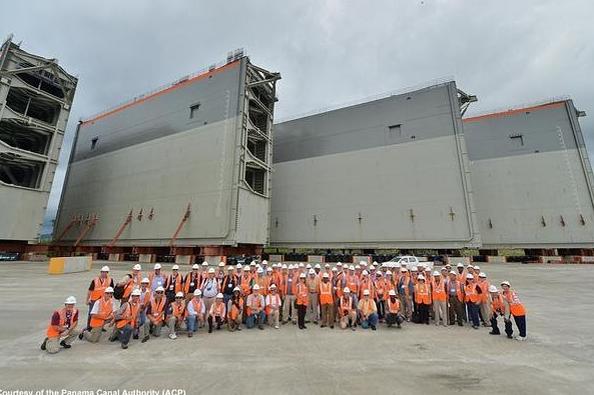 Mundo_Hormigon's tweet photo. Al fondo, compuertas que se utilizaron en la ampliación de Canal de Panamá. https://t.co/vHormUGgHq