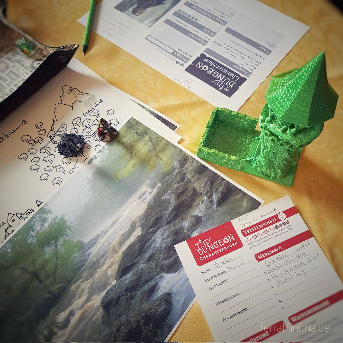 terraminima's tweet photo. Ich hatte Gelegenheit am Tisch RPG zu spielen, und zwar etwas für mich ganz Besonderes: Ich leitete #TinyDungeon und eine der Mitspielenden war meine ü70-Mama 🥰
Es war ihr allererstes Mal RPG ... und es hat uns allen so unheimlich viel Spaß gemacht 😀
#pnpde #PnPmitMama https://t.co/BCFvGcMIYD
