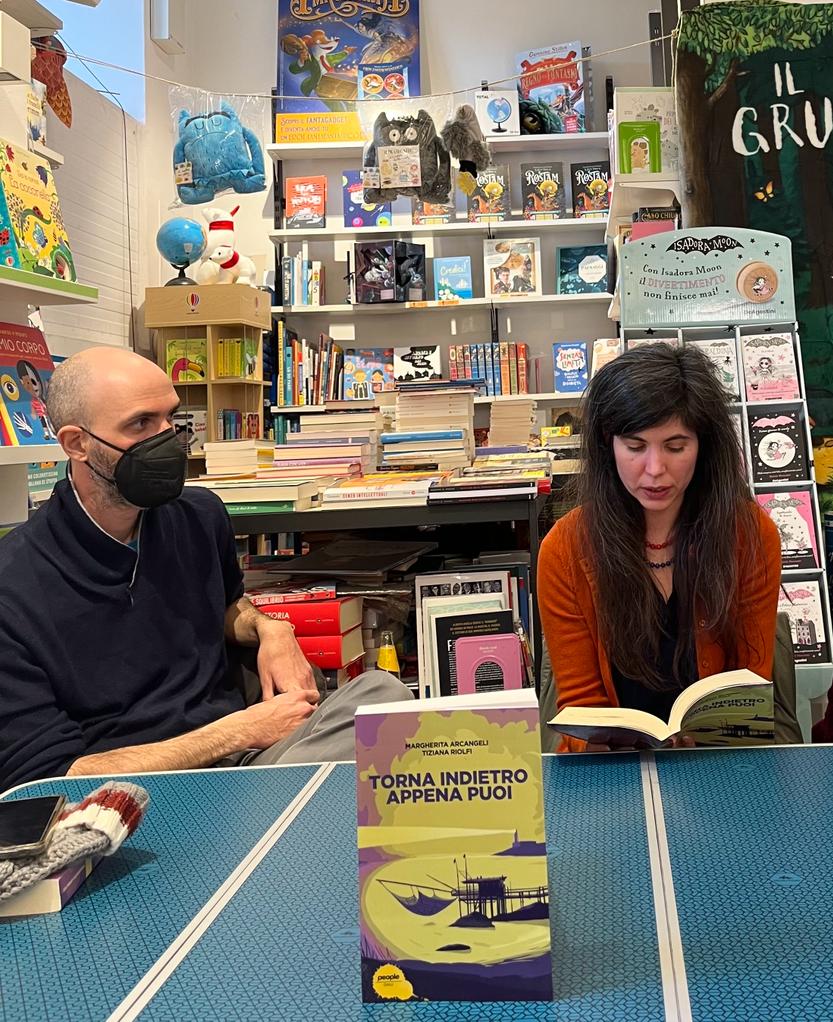 Che accoglienza!
Tornare a #Roma è proprio come tornare a casa.
Grazie alla <a href="/CoreanderLibri/">LibreriaCoreander</a> per l’ospitalità, a Giulio Antonio Gualtieri per la bella chiacchierata e ad Andrea Fazi per le foto.

#TornaIndietroAppenaPuoi (<a href="/peoplepubit/">People</a>)