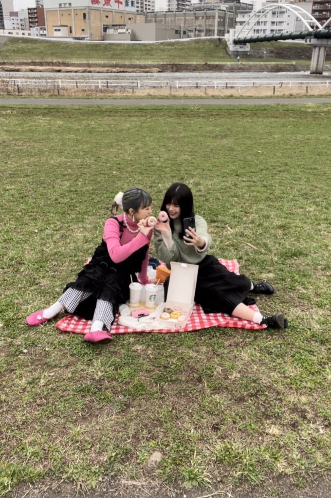 _omoc__'s tweet photo. 寒かったので早めに撤収したピクニック 🧺💙 https://t.co/YgLetIH2nE