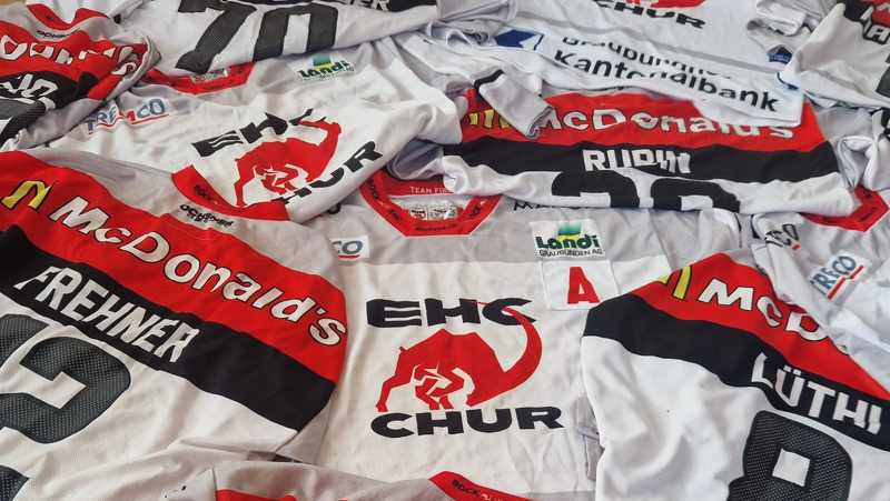 ehcfans's tweet photo. Die Leibchenversteigerung der Trikots 2022/23 erreicht morgen Donnerstag Abend um 18:00 die erste Deadline. Die zweite Tranche geht dann am Freitag zur gleichen Zeit raus.

Holt euch eines der begehrten Dinger.

https://t.co/YHzS4jL53T https://t.co/cworSDuJhN
