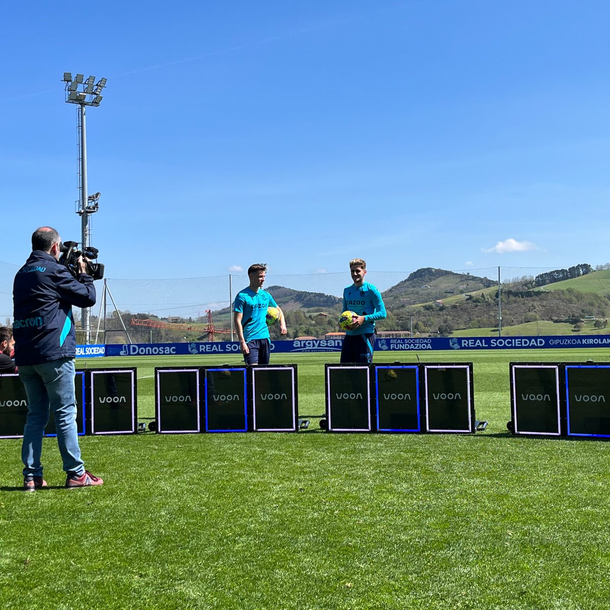 VoonSports's tweet photo. 🔝 What a great time we had with the @RealSociedad   players. More news coming soon...stay tuned 😉

#RealSociedad #TurrientesXNavarro #TechnologyForTraining #VoonSports #InspirePerformance https://t.co/Os2b7IQkud