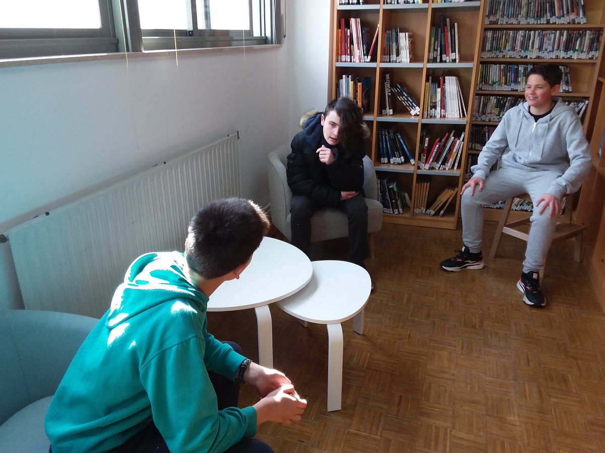 Mirade que súper recuncho de lecer fixemos para vós na vosa biblio favorita! Vinde a desfrutalo reboleiros!