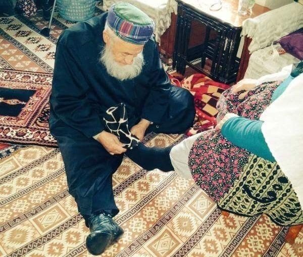 askii_deva's tweet photo. Hanımına yardım eden erkek
"Kılıbık" değil, "Kalbi ılık" erkektir..
(Mahmud Efendi Hz.) #aski_deva https://t.co/z5ZiDorHN5