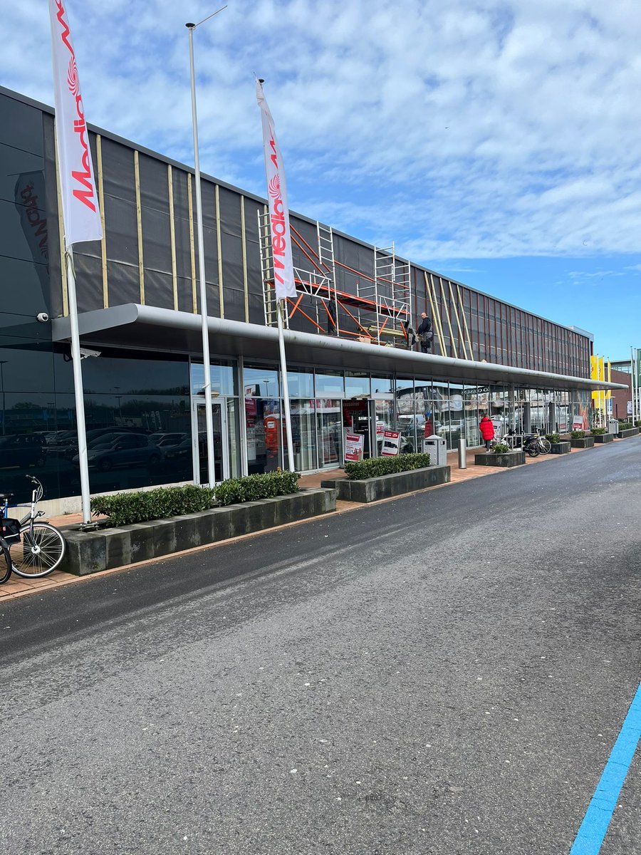 De onderhoudswerkzaamheden zijn nog in volle gang, maar de grote hijskraan is weer weg. De entree van MediaMarkt is dus weer van alle kanten toegankelijk!