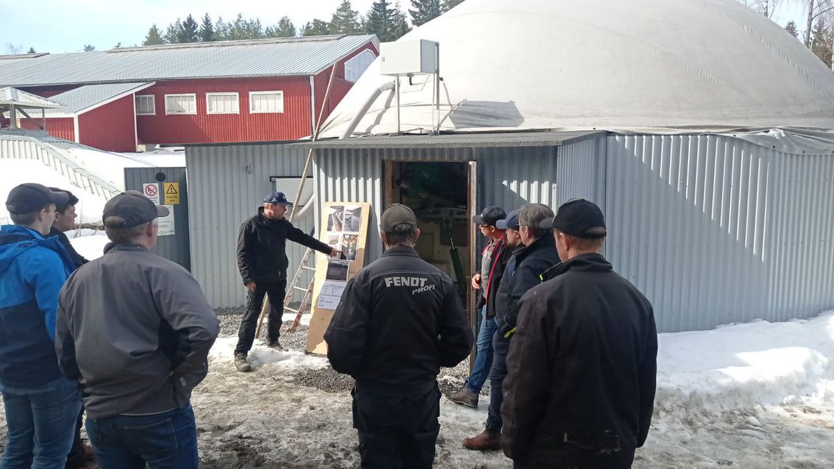 Luomumaitotilallinen Bjarne Mara esittelee uutta biokaasulaitosta Vikbyssä. Laitos on tehty pitkälti tilan omana työnä, Metener on ollut mukana apuna. #biokaasu #maatalous