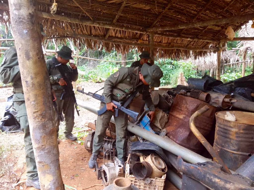 Redi_andes's tweet photo. #12Abr || #FANB en defensa de nuestro medio ambiente se encuentra desplegada en el estado Amazonas en labores de soberanía y protección ambiental, desmantela campamento de minería ilegal por degradación del ecosistema en el Parque Nacional Yapacana.
#EscudoBolivariano2023 https://t.co/By0GIt4cu5