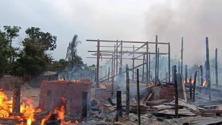 melodyphyo's tweet photo. Junta troops raided NantLan &amp; NaungLatGyi, 2 neighboring villages east of Kachin State's Shwegu township, at around 6am on Apr 11, and burnt down houses again. #HelpMyanmarIDPs #2023Apr12Coup #WhatsHappeningInMyanmar https://t.co/moTpf4Lqnt