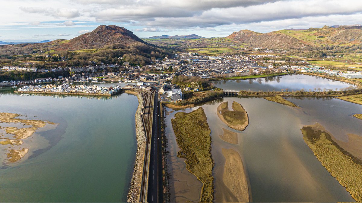 Y Cob, Porthmadog. 🏴󠁧󠁢󠁷󠁬󠁳󠁿🚁🚂⛵️

<a href="/Ruth_ITV/">Ruth_TV</a> <a href="/DerekTheWeather/">Derek Brockway - weatherman</a> <a href="/ITVWales/">ITV Wales News</a> <a href="/S4Ctywydd/">S4C Tywydd</a> <a href="/ItsYourWales/">It's Your Wales</a> @huwbbc <a href="/carolvorders/">Carol Vorderman</a> <a href="/MillardWill/">Will Millard</a> <a href="/ChrisPage90/">Chris Page - Weatherman</a> <a href="/metoffice/">Met Office</a>
<a href="/carolkirkwood/">Carol Kirkwood</a> <a href="/LSRPlaid/">Liz Saville Roberts AS/MP</a> <a href="/TrefPorthmadog/">Porthmadog</a> <a href="/WHHRPorthmadog/">WHHR Porthmadog</a> <a href="/WelshHighRly/">Welsh Highland Heritage Railway 🏴󠁧󠁢󠁷󠁬󠁳󠁿</a>