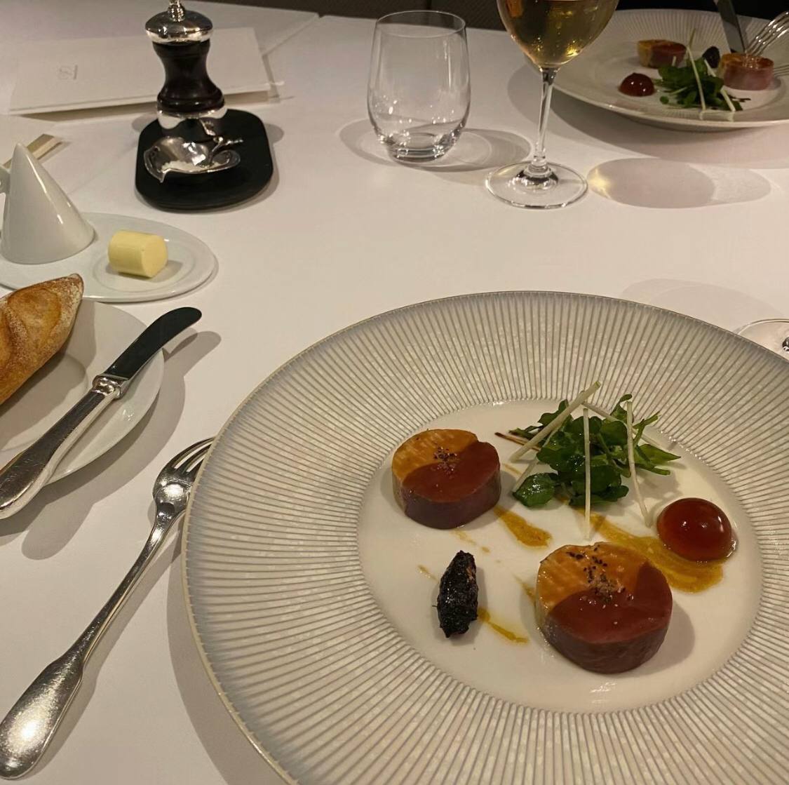 ben36524's tweet photo. 姉との夕食の時間を楽しむ https://t.co/tnbtcumTvs