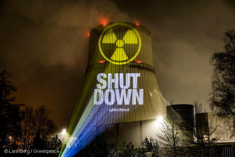greenpeace_de's tweet photo. Nochmal zum Mitschreiben✍️ für die @CSU und Kubickis dieser Welt, die mit billiger Stimmungsmache gegen die #AKWAbschaltung drei Tage vor dem #Atomausstieg tatsächlich noch Wähler:innen beeindrucken wollen.🙄 (1/3) https://t.co/PZWitQu75K