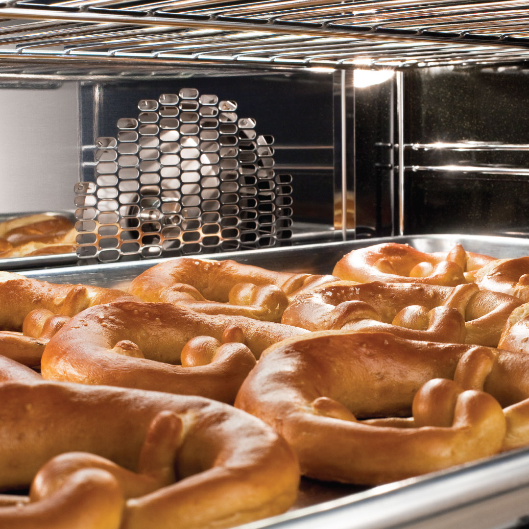 TheRealBlueSeal's tweet image. Pretzels, anyone?🥨

#turbofanoven uses a bi-directional fan system to produce even cooking airflow within the chamber.
Discover how to maximise production and reduce food wastage in the link below:

ow.ly/iC0G50NEGwi

#chefchoice #readyforservice