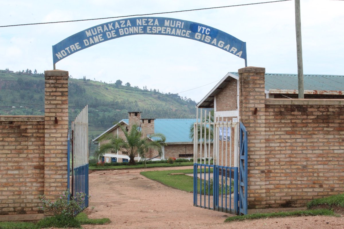 GisagaraDistr's tweet photo. Ku bufatanye na @WVRwanda, mu ishuri ry’imyuga “VTC Notre Dame de Bonne Esperance” riherereye mu Murenge wa Ndora @GisagaraDistr habereye igikorwa cyo gutanga ibikoresho by'imyuga “Tour kits” ku rubyiruko 53 baharangirije amasomo.
Igikorwa cyayobowe na VM AFSO @denise_dusabe https://t.co/P4uIOEJifG
