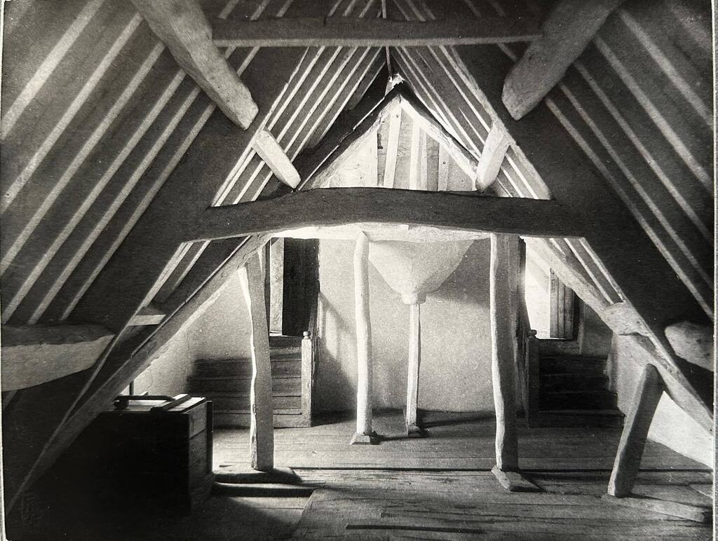 lloydkahn's tweet photo. Mortise and Tenon Attic

Attic in Kelmscott Manor (near Oxford, UK), home of William morris, founder of The Arts and Crafts Movement in England. Photo by Frederic H. Evans.

From the chapter of my book Live From California titled “Studying the Art of Building, “ which detail… https://t.co/Ff6OWhQVe1
