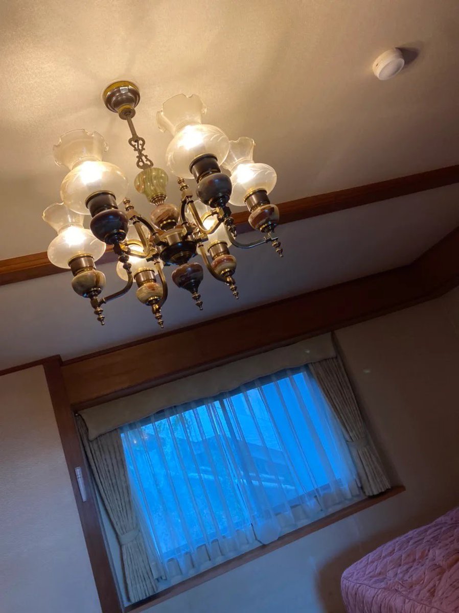 rinka06010's tweet photo. ホテルニューアカオ本館 シャンデリア✨
レトロ感漂う豪華なシャンデリア達‼️
私の生まれるよりずっと前から営業しているホテル
ファンの多いアカオが帰ってくるのは本当に嬉しい☺
ぜひアカオに泊まってシャンデリア達探してみてくださいね！
#ホテルニューアカオ https://t.co/OA2ExRylOD