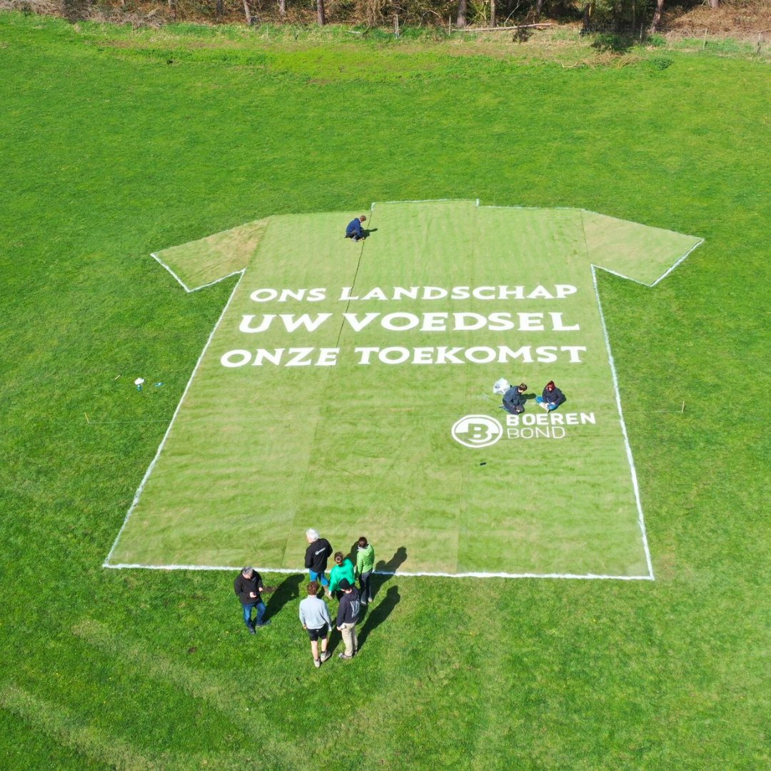 Voor de laatste keer kan je onze shout-out naar de helden van't veld zien langs <a href="/DeBrabantsePijl/">De Brabantse Pijl</a>. 👀🚲 Koester niet alleen de koers, maar ook onze boeren! 💚 #DBP23