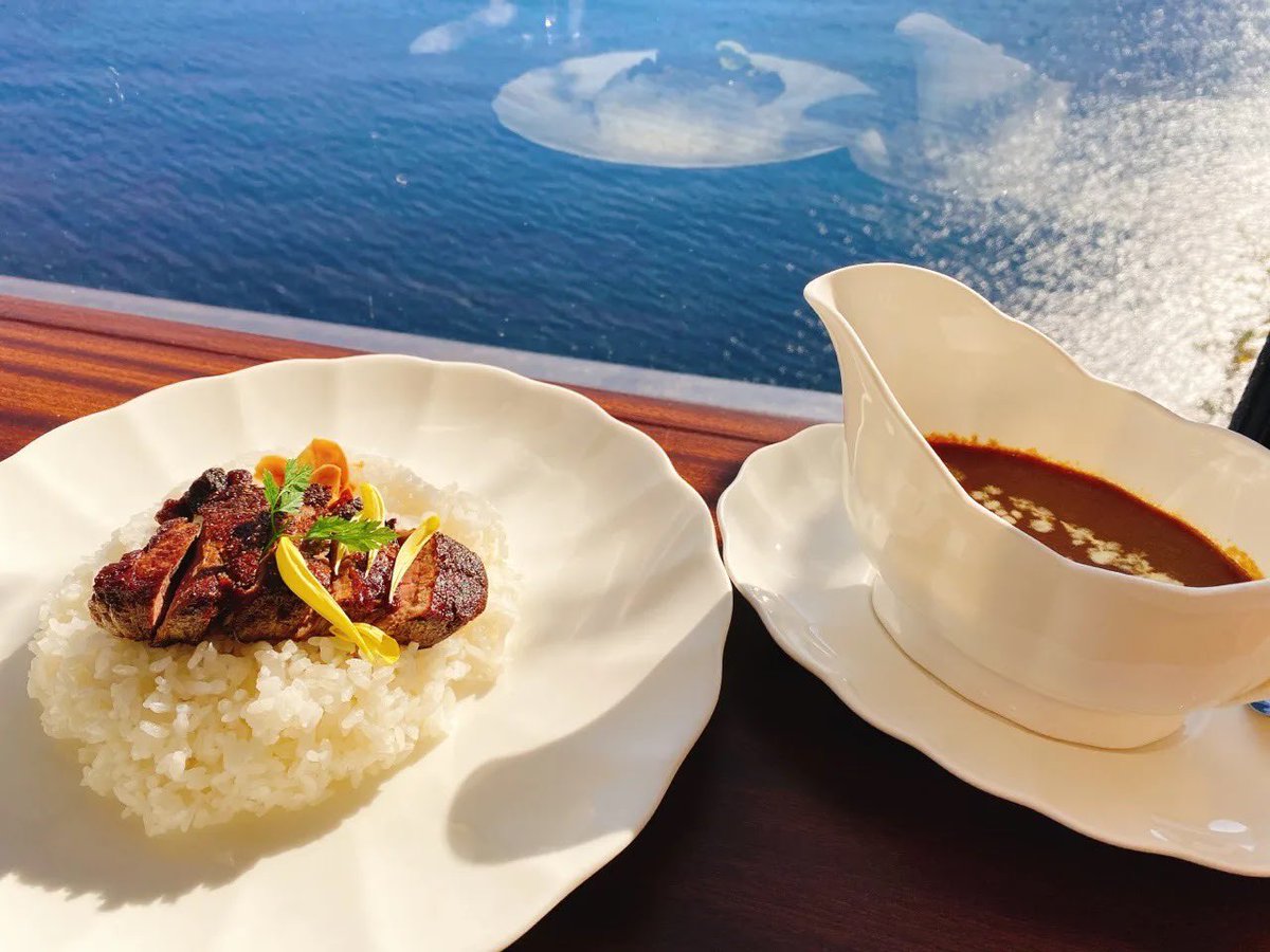 rinka06010's tweet photo. 花の妖精🌸
目の前に海の広がる絶景カフェ☕
季節限定のパフェやケーキなどでティータイムとか最高ですよね✨
カレーやサンドイッチなどのランチも出来る優雅なスポットです‼️
駅からホテルニューアカオのシャトルバスに乗れるのでとても助かりました☺
#ホテルニューアカオ 
#花の妖精 https://t.co/dKGdKkbm3b
