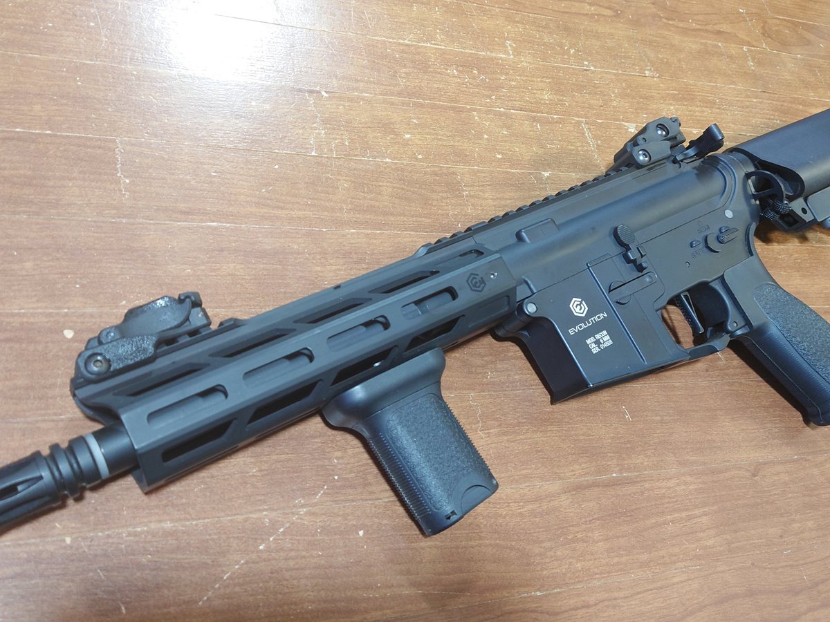 L2epmaHHmR2Pvxm's tweet photo. 福袋で当家に嫁いできたイタリア娘、EVOLUTION AIRSOFTのRecon S EMR。

箱出し7.4v運用ではなんの問題もない優等生ですが、11v運用やモーターを高回転タイプに変えると弾道が安定しません。

というわけで自分好みに変更します。

#サバゲー
#EVOLUTIONAIRSOFT https://t.co/FElAk10P6s
