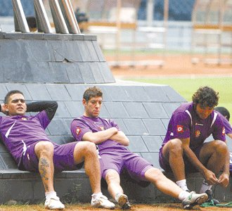 garistengah_id's tweet photo. Persik Kediri lagi ada di top performa mereka setelah rangkaian Kemenangan beruntun.

Tapi siapa yang ingat kalau di awal 200an, mereka sempat jadi salah satu klub yang ditakuti? Trio Amerika Latin ini merupakan penyebabnya.

A Thread. https://t.co/xcE7hP15qs