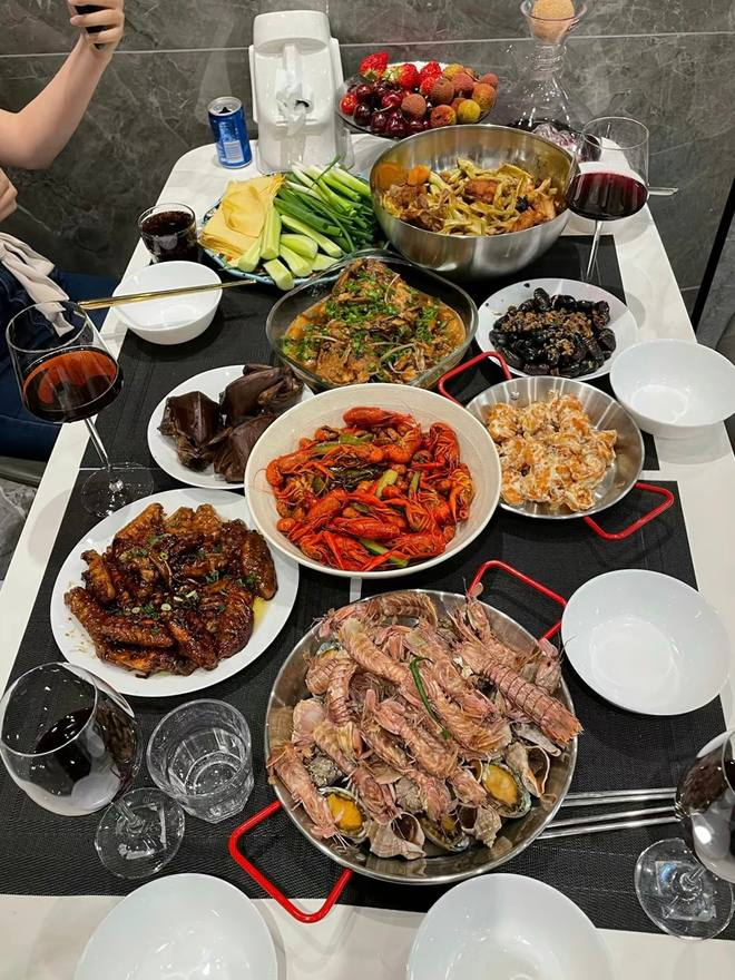 ailisashinid's tweet photo. At noon, having dinner and chatting with friends feels much more relaxed. https://t.co/cEiOV4KFJG