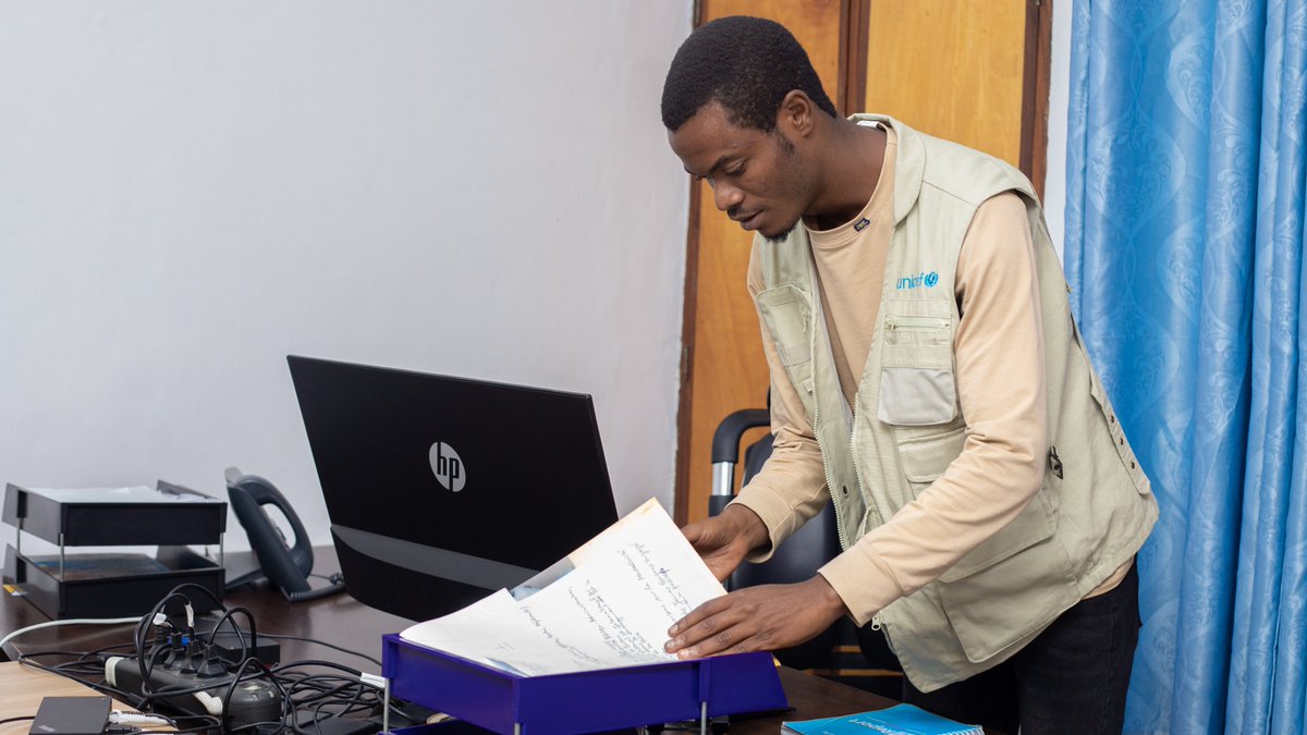 🌟Anselme BUKUZE, 27 ans, fait partie des 40 jeunes volontaires des Nations Unies sélectionnés par l'UNICEF pour 3 mois! Basé à Goma, au Nord-Kivu, il est diplômé en sciences sociales, politiques et administratives. 🎓