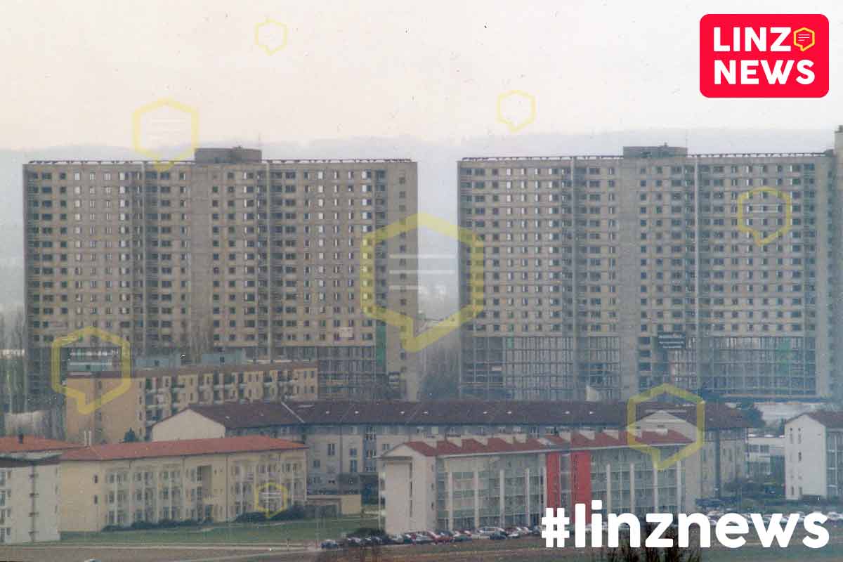 linzdotnews's tweet photo. 💥 20 Jahre Sprengung am Harter Plateau
👉 Am 13. April 2003 kamen an die 50.000 Zuschauer zu Sprengung der Hochhäuser am Harter Plateau.
#linznews #damals #linz #leonding #HarterPlateau #platte
https://t.co/Jq9JfzTZSf https://t.co/sTcSJJwKnz