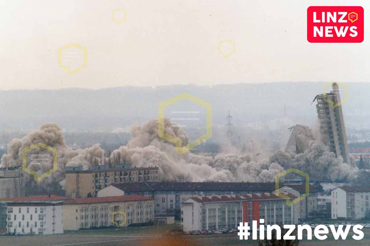 linzdotnews's tweet photo. 💥 20 Jahre Sprengung am Harter Plateau
👉 Am 13. April 2003 kamen an die 50.000 Zuschauer zu Sprengung der Hochhäuser am Harter Plateau.
#linznews #damals #linz #leonding #HarterPlateau #platte
https://t.co/Jq9JfzTZSf https://t.co/sTcSJJwKnz