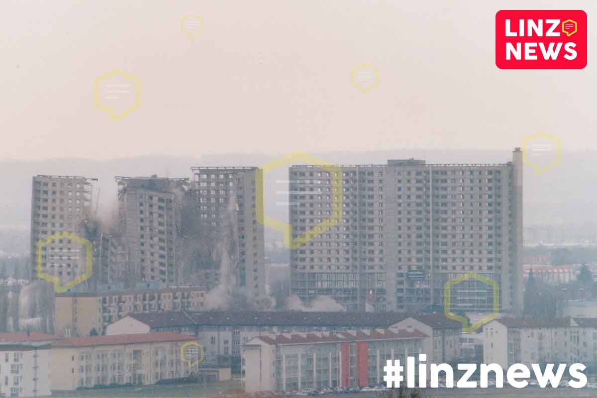 linzdotnews's tweet photo. 💥 20 Jahre Sprengung am Harter Plateau
👉 Am 13. April 2003 kamen an die 50.000 Zuschauer zu Sprengung der Hochhäuser am Harter Plateau.
#linznews #damals #linz #leonding #HarterPlateau #platte
https://t.co/Jq9JfzTZSf https://t.co/sTcSJJwKnz