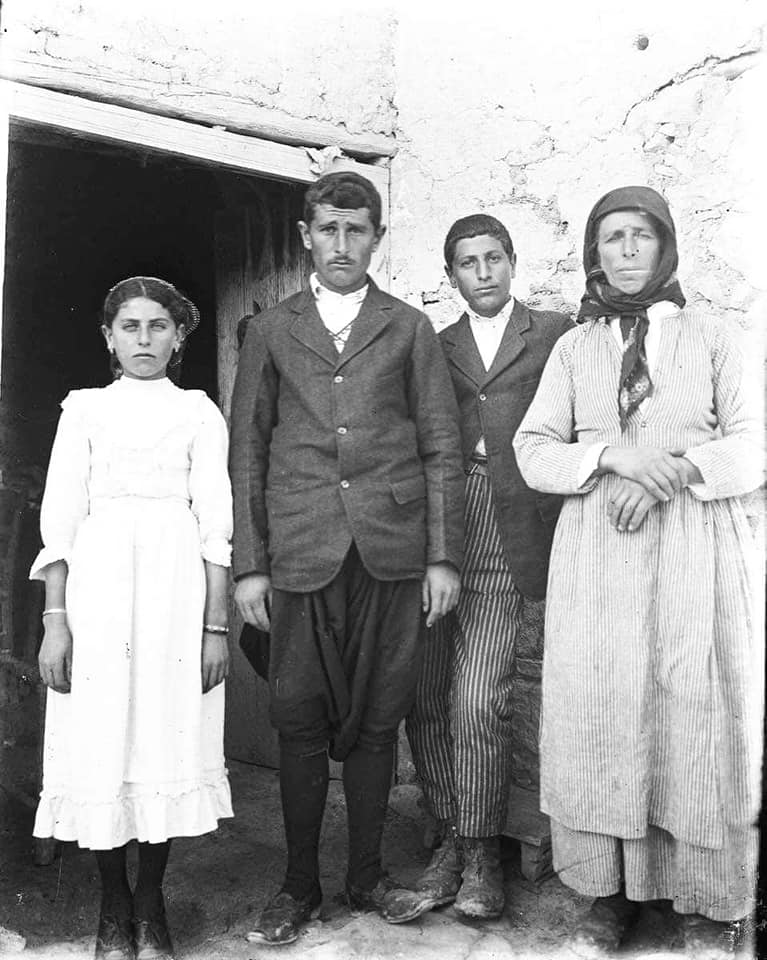 Blueyonetwo's tweet photo. #Lapithos/In their Sunday best clothes/ #1913 /Photo :Leonard Buxton/ En iyi Pazar giysileri ile #Laptalilar/ 1913/ #Kyrenia #Cyprus https://t.co/05JydjVWVU