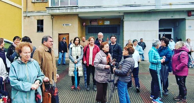 PodemosSiero's tweet photo. En este #díadelaatenciónprimaria, acompañamos una vez más a vecinas y vecinos de El Berrón, que siguen sin ver solucionada la precaria situación en la que se mantiene su consultorio.
#siero #elberron #atencionprimaria https://t.co/F1NsjyPuby