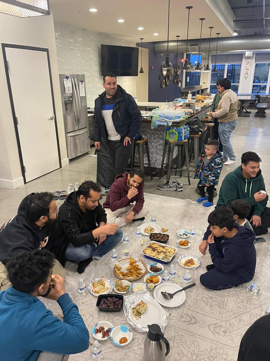 saudirmu's tweet photo. أقام النادي السعودي نشاط رمضاني وهو عبارة عن 'إفطار جماعي' ومسابقة لأفضل طبق مشارك. 

 نشكر جميع من حضر وشاركنا الاجر في هذا الإفطار

مقتطفات من الافطار📸 https://t.co/BZRkbdZzMU