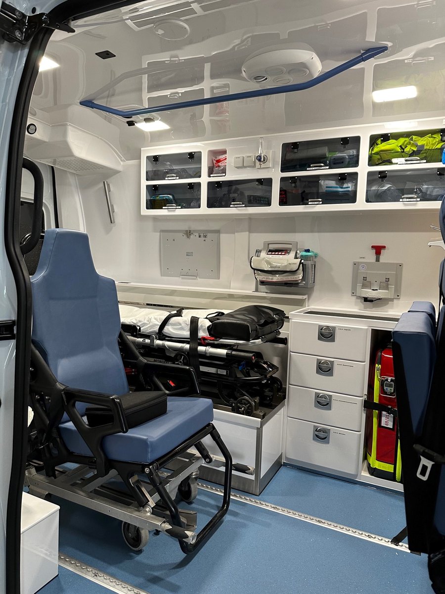 69/018 - IM NEUEN GEWAND 🚑

Anfang April ging unser neuer KTW mit der Funkkennung 69/018 in den Dienst. Dieser ersetzt den alten "18er" der sich nach vielen tausenden Kilometern in die Fahrzeugpension verabschieden durfte. 

#roteskreuztulln #renault #dlouhy #ktw #tulln